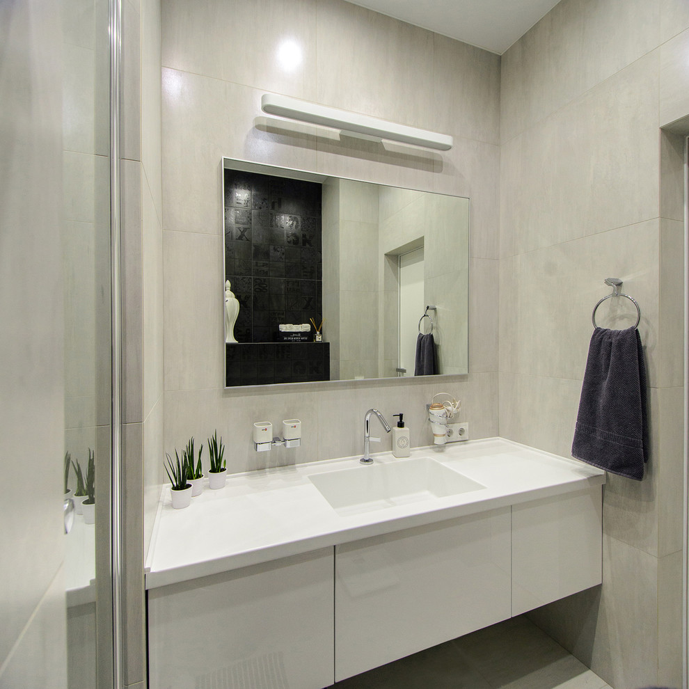 На фото: ванная комната в современном стиле с плоскими фасадами, белыми фасадами и столешницей из искусственного камня с