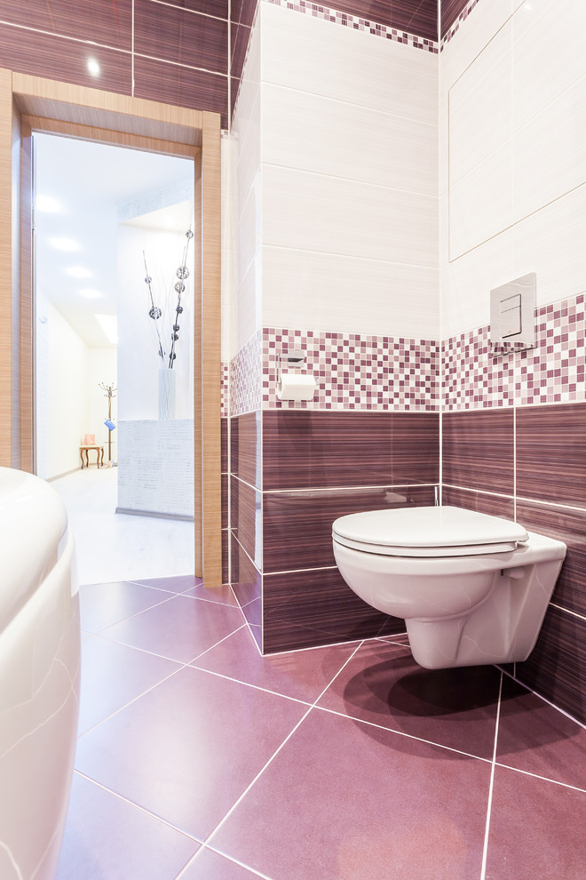 Стильный дизайн: ванная комната в современном стиле с гидромассажной ванной и душем над ванной - последний тренд