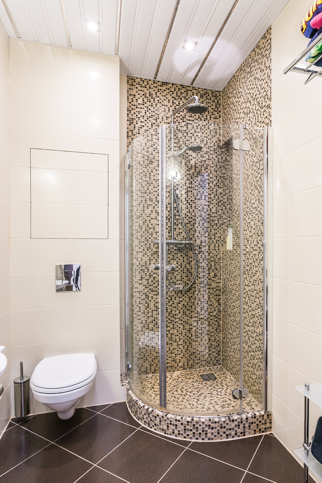 Стильный дизайн: ванная комната в современном стиле с угловым душем, бежевой плиткой, плиткой мозаикой и инсталляцией - последний тренд