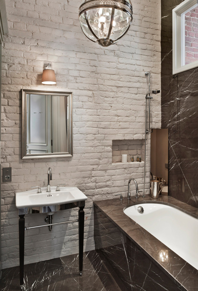 Idéer för ett mellanstort industriellt badrum med dusch, med ett undermonterat badkar, en dusch/badkar-kombination, porslinskakel, vita väggar, klinkergolv i porslin, ett konsol handfat, svart golv och med dusch som är öppen