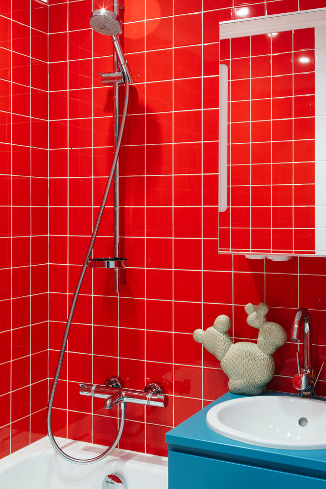 Modern inredning av ett litet en-suite badrum, med släta luckor, turkosa skåp, röd kakel, keramikplattor, träbänkskiva, ett badkar i en alkov, en dusch/badkar-kombination och ett nedsänkt handfat