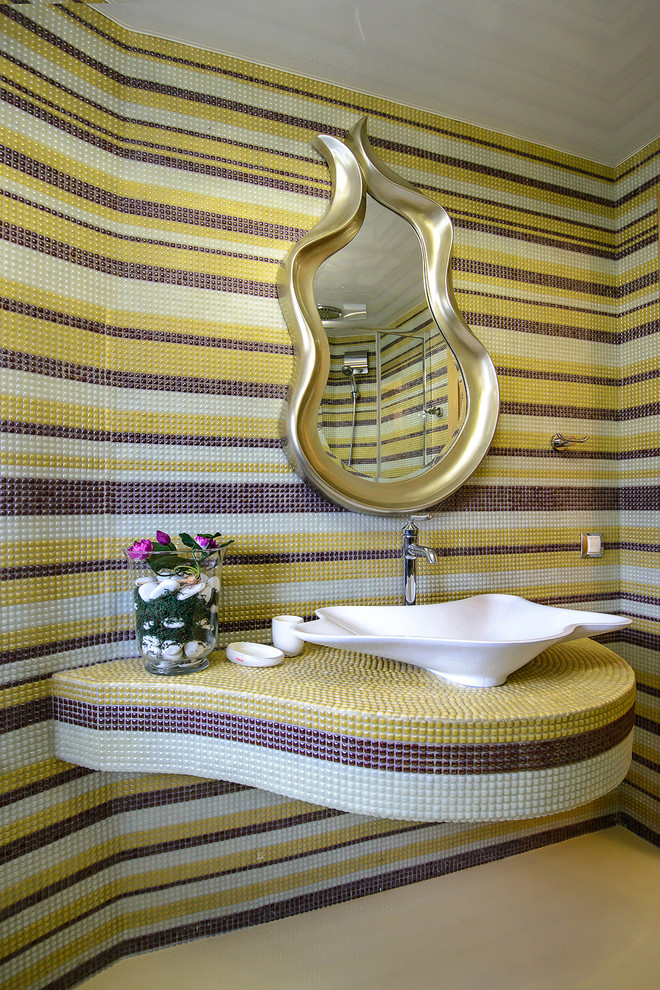 Foto di una piccola stanza da bagno con doccia eclettica con piastrelle multicolore, piastrelle a mosaico, pareti multicolore, lavabo a bacinella, top piastrellato, pavimento beige e top multicolore