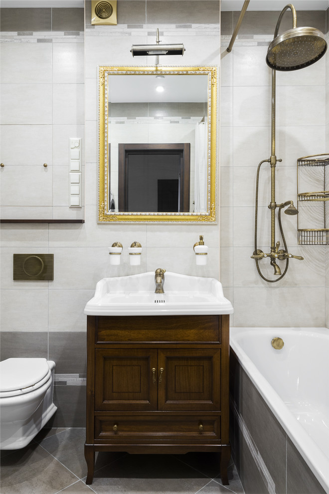 Идея дизайна: главная ванная комната в стиле неоклассика (современная классика) с темными деревянными фасадами, ванной в нише, душем над ванной, инсталляцией, серой плиткой, монолитной раковиной, серым полом и шторкой для ванной