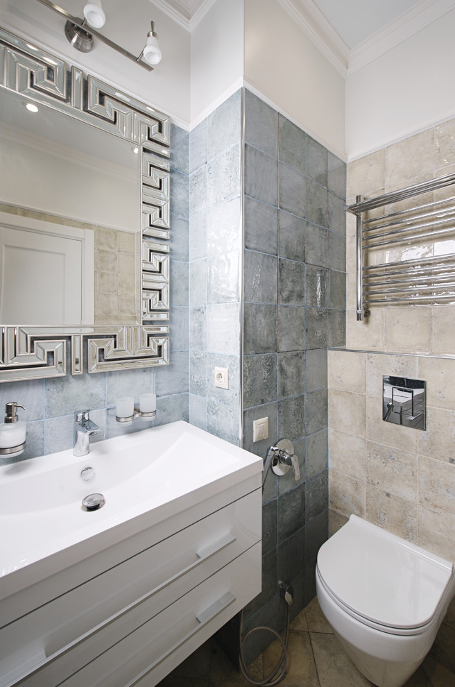 Стильный дизайн: ванная комната в современном стиле с плоскими фасадами, белыми фасадами, инсталляцией, бежевой плиткой, серой плиткой, белыми стенами и монолитной раковиной - последний тренд