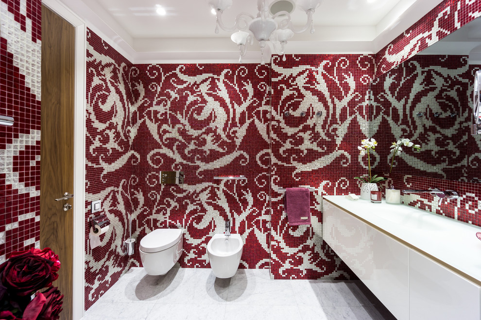 Идея дизайна: ванная комната в современном стиле с красной плиткой и плиткой мозаикой