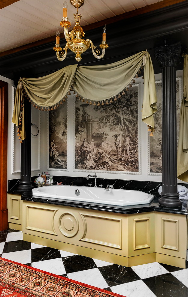 Пример оригинального дизайна: ванная комната в викторианском стиле с акцентной стеной