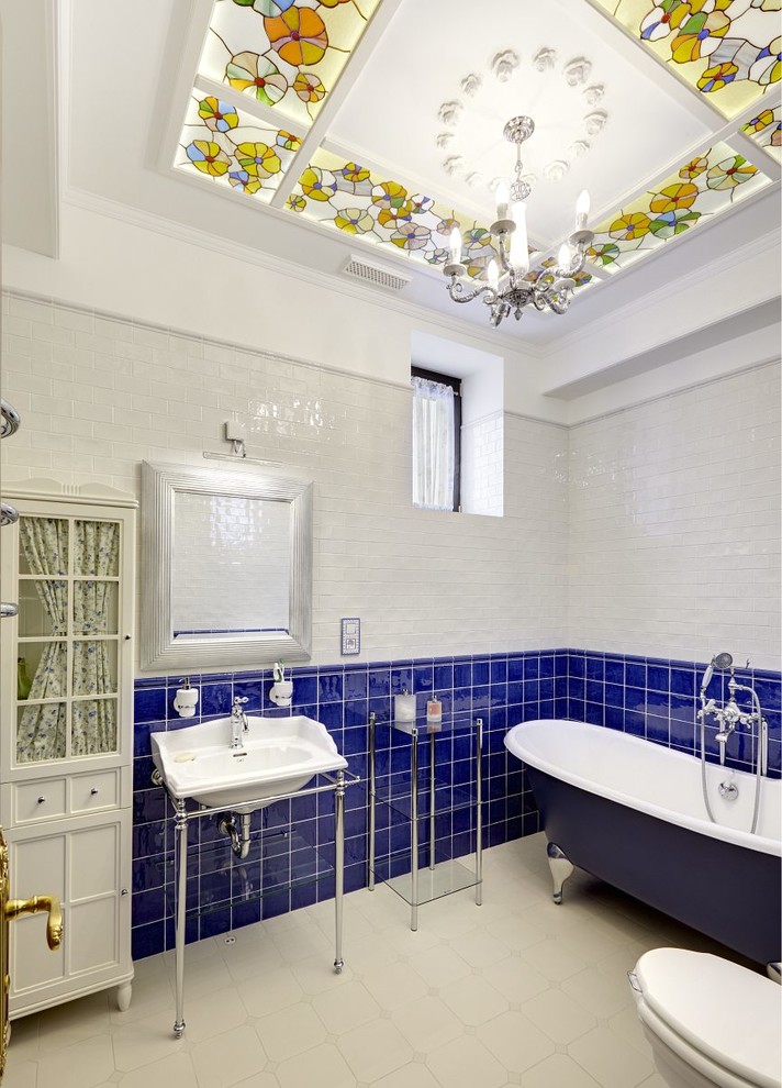 Источник вдохновения для домашнего уюта: главная ванная комната в классическом стиле с ванной на ножках, синей плиткой и консольной раковиной
