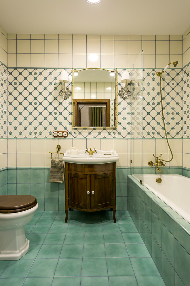 На фото: главная ванная комната в классическом стиле с темными деревянными фасадами, накладной ванной, душем над ванной, разноцветной плиткой, разноцветными стенами, бирюзовым полом, акцентной стеной и фасадами в стиле шейкер