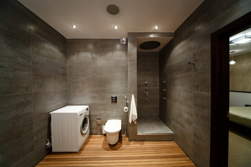 Réalisation d'une douche en alcôve principale design de taille moyenne avec une baignoire encastrée, WC suspendus, des carreaux de porcelaine, un sol en carrelage de porcelaine, un sol gris et aucune cabine.