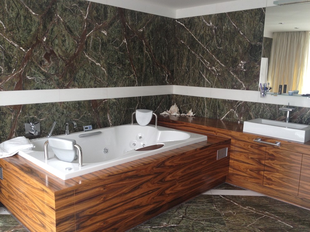 Идея дизайна: большая главная ванная комната в современном стиле с гидромассажной ванной, душевой комнатой, инсталляцией, зеленой плиткой, мраморной плиткой, зелеными стенами, мраморным полом, накладной раковиной, зеленым полом и душем с раздвижными дверями