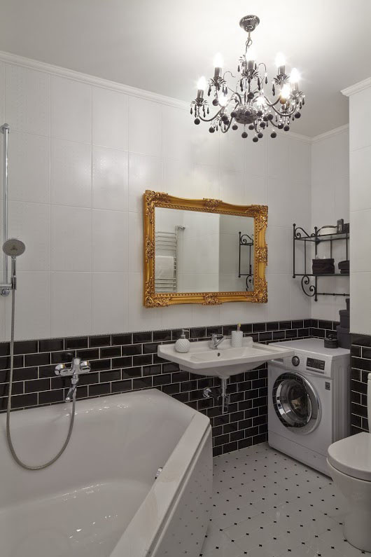 Mittelgroßes Klassisches Badezimmer En Suite mit Eckbadewanne, Wandtoilette mit Spülkasten, weißer Wandfarbe, Porzellan-Bodenfliesen, Waschtischkonsole und weißem Boden in Moskau