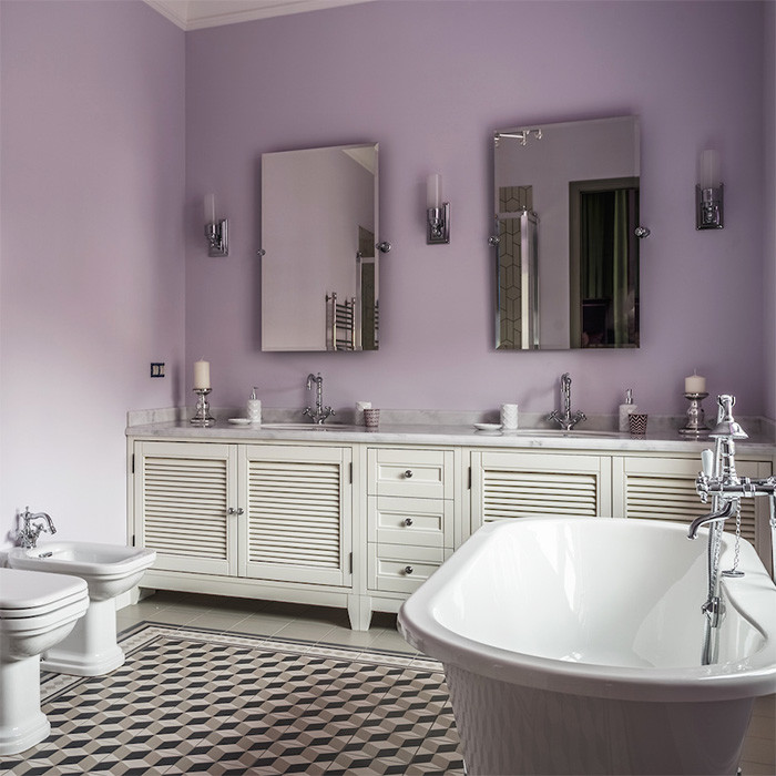 Cette image montre une salle de bain principale traditionnelle avec un placard à porte persienne, des portes de placard blanches, WC séparés, un mur violet, un lavabo encastré et un sol multicolore.