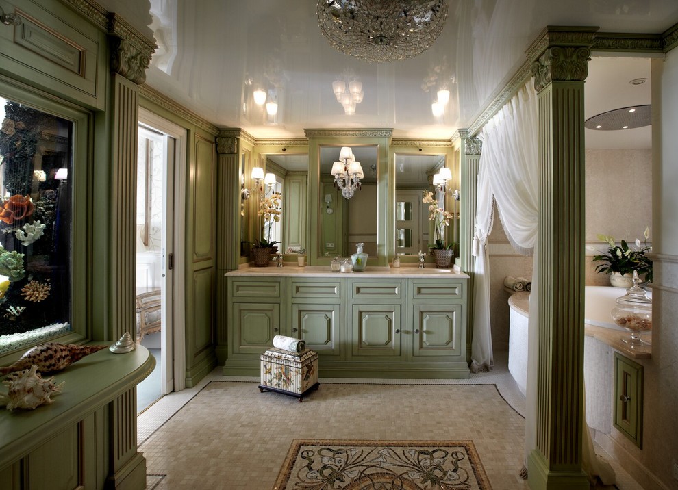 Klassisches Badezimmer mit profilierten Schrankfronten, grünen Schränken, Einbaubadewanne und Unterbauwaschbecken in Moskau