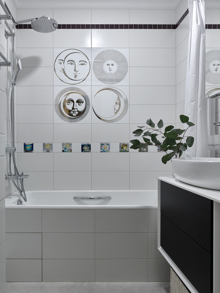 Стильный дизайн: ванная комната среднего размера в современном стиле с плоскими фасадами, черными фасадами, душем в нише, белой плиткой, керамогранитной плиткой, полом из керамогранита, душевой кабиной, настольной раковиной, серым полом, шторкой для ванной, белой столешницей, тумбой под одну раковину и подвесной тумбой - последний тренд