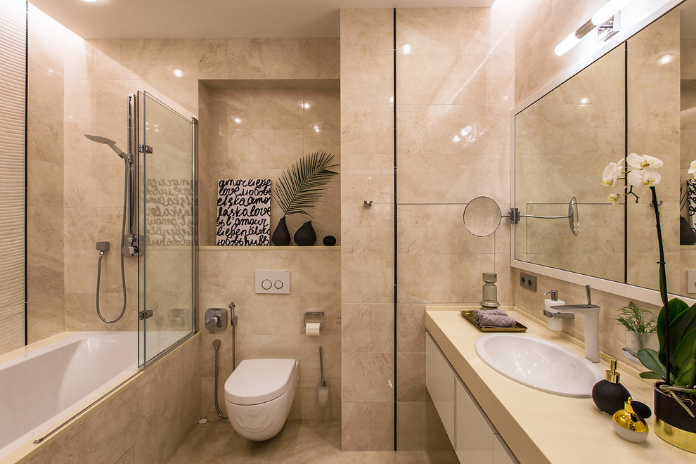 Свежая идея для дизайна: главная ванная комната в современном стиле с плоскими фасадами, белыми фасадами, ванной в нише, душем над ванной, инсталляцией, бежевой плиткой, накладной раковиной и бежевым полом - отличное фото интерьера