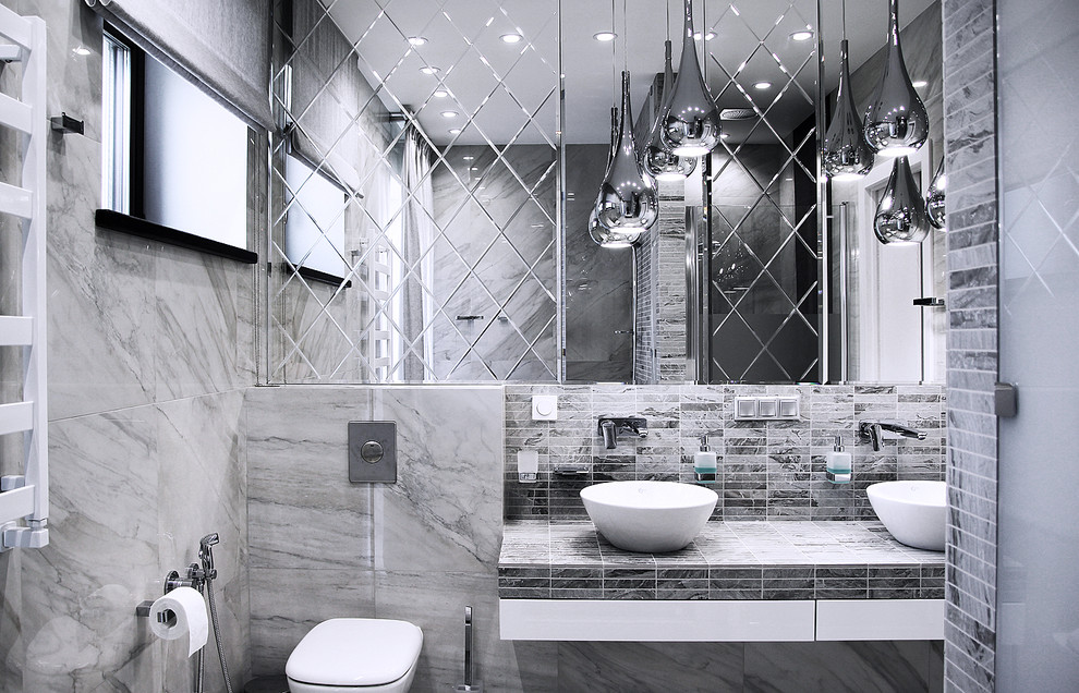 Immagine di una grande stanza da bagno padronale design con pavimento in gres porcellanato, top in marmo, ante bianche, piastrelle grigie, piastrelle in gres porcellanato, pareti grigie, pavimento grigio, top grigio e due lavabi