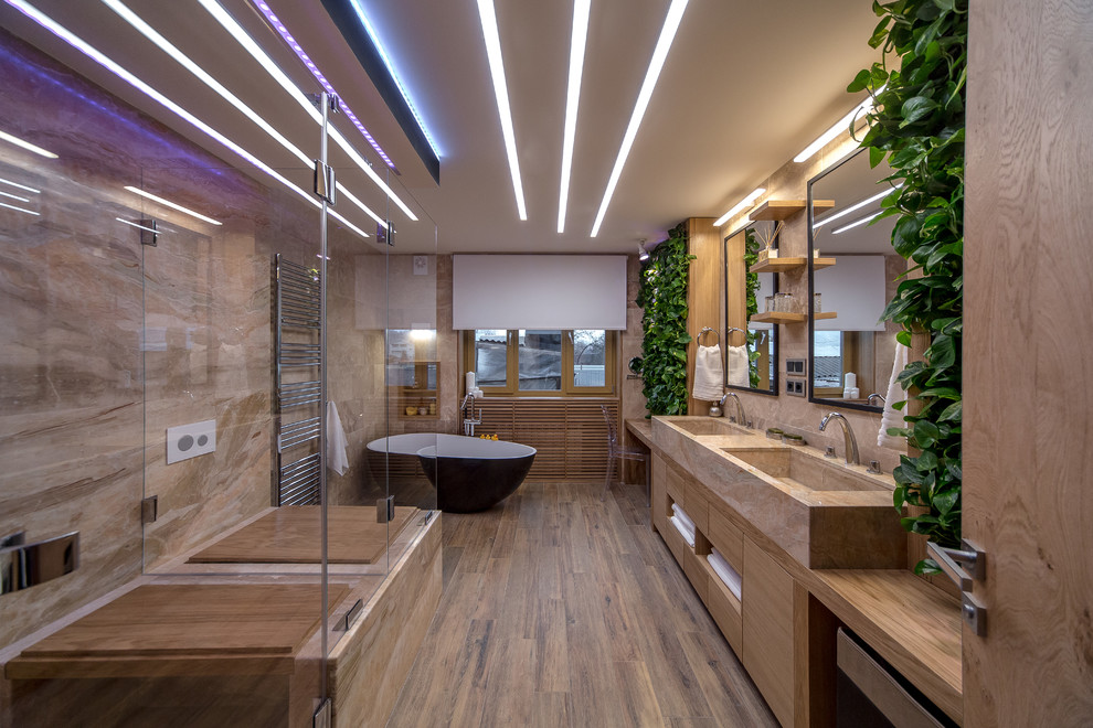 Стильный дизайн: ванная комната в современном стиле с отдельно стоящей ванной, коричневым полом и коричневой плиткой - последний тренд