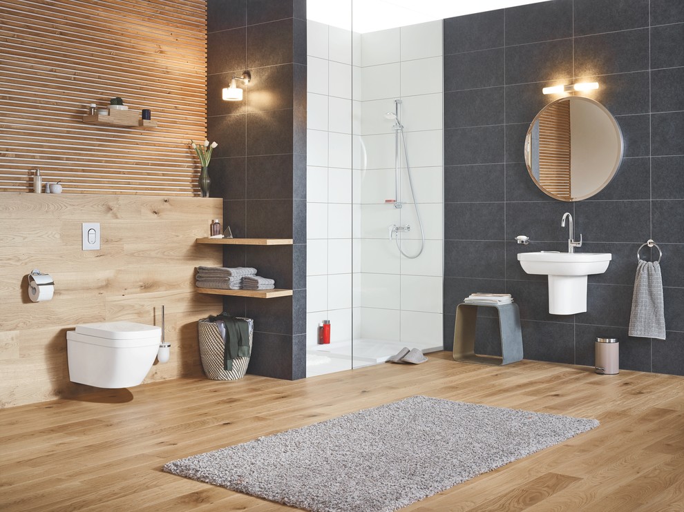 Inspiration för moderna badrum med dusch, med en dusch i en alkov, en vägghängd toalettstol, ett väggmonterat handfat och brunt golv