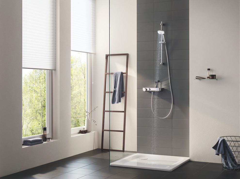 Пример оригинального дизайна: ванная комната в современном стиле с открытым душем, серыми стенами, душевой кабиной и серым полом