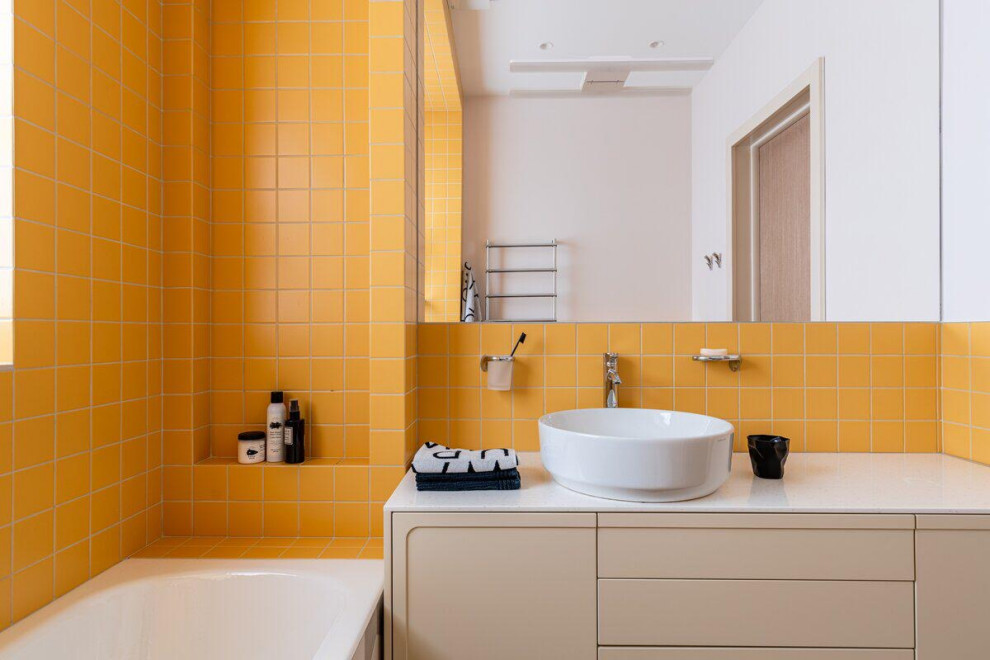 Modernes Badezimmer mit flächenbündigen Schrankfronten, beigen Schränken, orangen Fliesen, Aufsatzwaschbecken, weißer Waschtischplatte, Einzelwaschbecken und eingebautem Waschtisch in Moskau