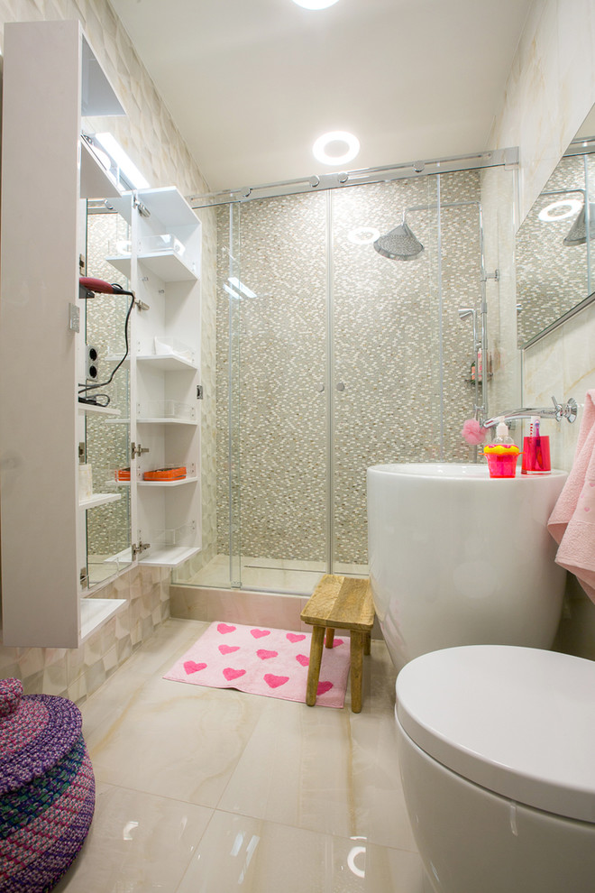 Foto de cuarto de baño infantil actual con ducha empotrada y lavabo con pedestal