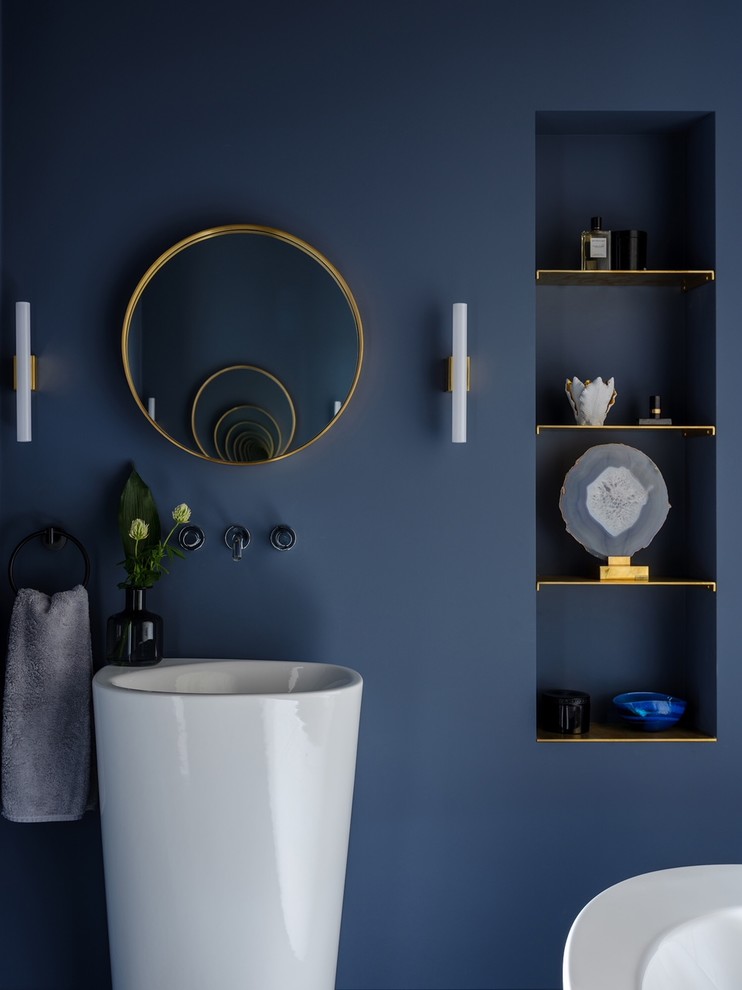 Immagine di una stanza da bagno minimal con pareti blu e lavabo integrato