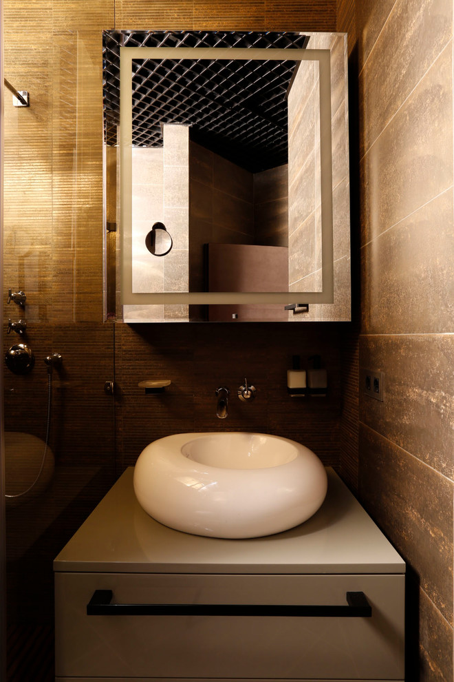 Inspiration för små grått badrum med dusch, med släta luckor, grå skåp, en dusch i en alkov, en vägghängd toalettstol, orange kakel, kakel i metall, orange väggar, klinkergolv i porslin, ett fristående handfat, träbänkskiva, brunt golv och dusch med gångjärnsdörr