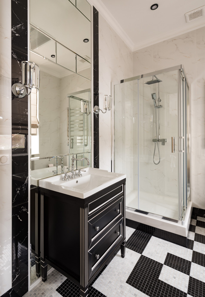 Свежая идея для дизайна: большая главная ванная комната в классическом стиле с черными фасадами, угловым душем, серой плиткой, монолитной раковиной, разноцветным полом, душем с распашными дверями, белой столешницей, тумбой под одну раковину, фасадами с утопленной филенкой и напольной тумбой - отличное фото интерьера