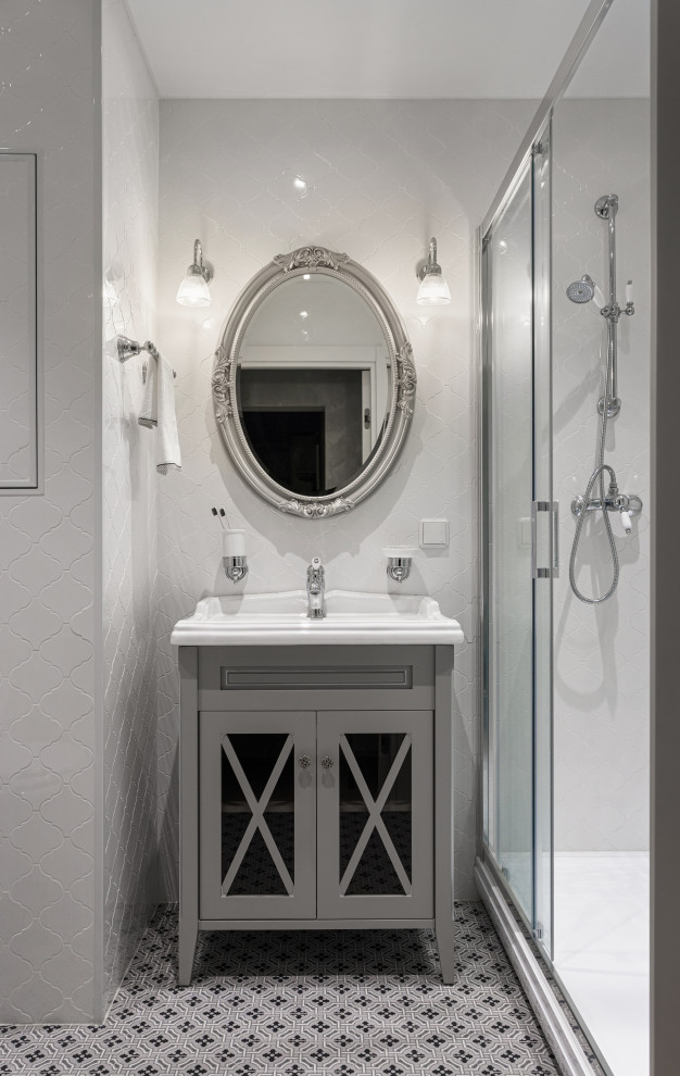 Пример оригинального дизайна: маленькая ванная комната в стиле неоклассика (современная классика) с стеклянными фасадами, серыми фасадами, угловым душем, инсталляцией, керамической плиткой, белыми стенами, полом из керамической плитки, душевой кабиной, накладной раковиной, серым полом и душем с раздвижными дверями для на участке и в саду