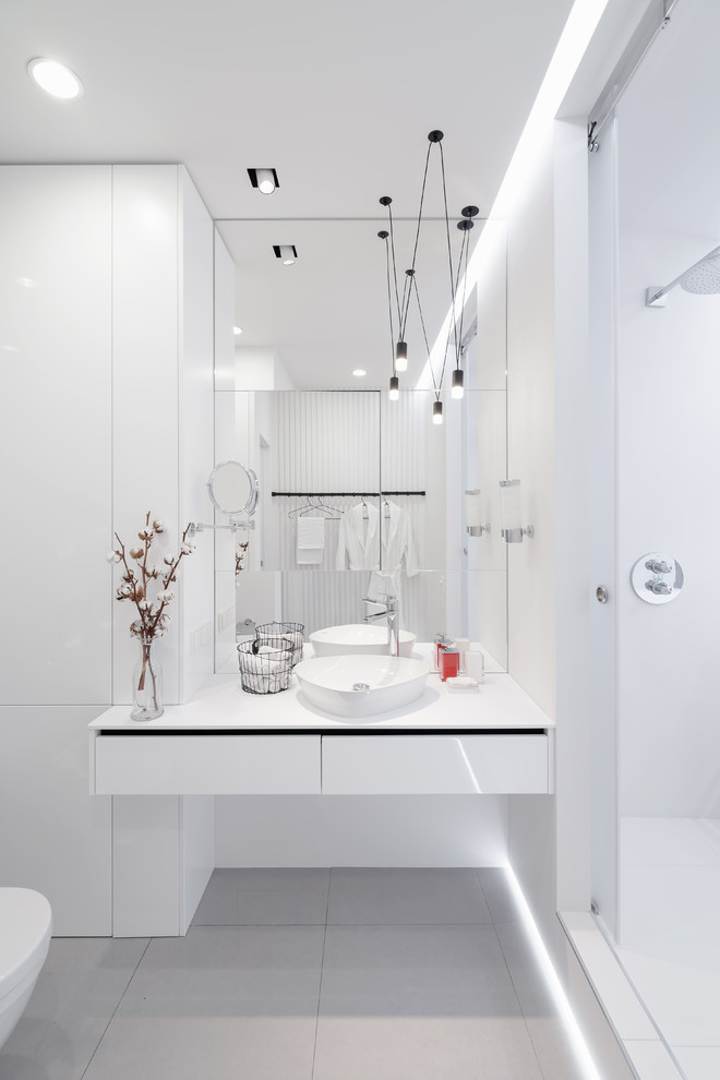 Источник вдохновения для домашнего уюта: ванная комната среднего размера: освещение в современном стиле с серой плиткой, керамогранитной плиткой, полом из керамогранита, душевой кабиной, серым полом и настольной раковиной