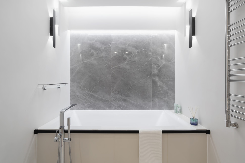 Стильный дизайн: главная ванная комната среднего размера в современном стиле с ванной в нише, инсталляцией, серой плиткой, керамогранитной плиткой, белыми стенами, полом из керамогранита, накладной раковиной и серым полом - последний тренд