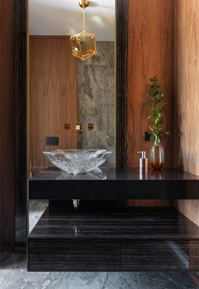Пример оригинального дизайна: ванная комната в современном стиле с черными фасадами, настольной раковиной, черным полом, черной столешницей и тумбой под одну раковину