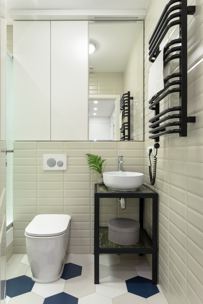 Ejemplo de cuarto de baño contemporáneo pequeño con baldosas y/o azulejos beige, lavabo sobreencimera, suelo multicolor, armarios abiertos, puertas de armario negras, sanitario de pared y paredes beige