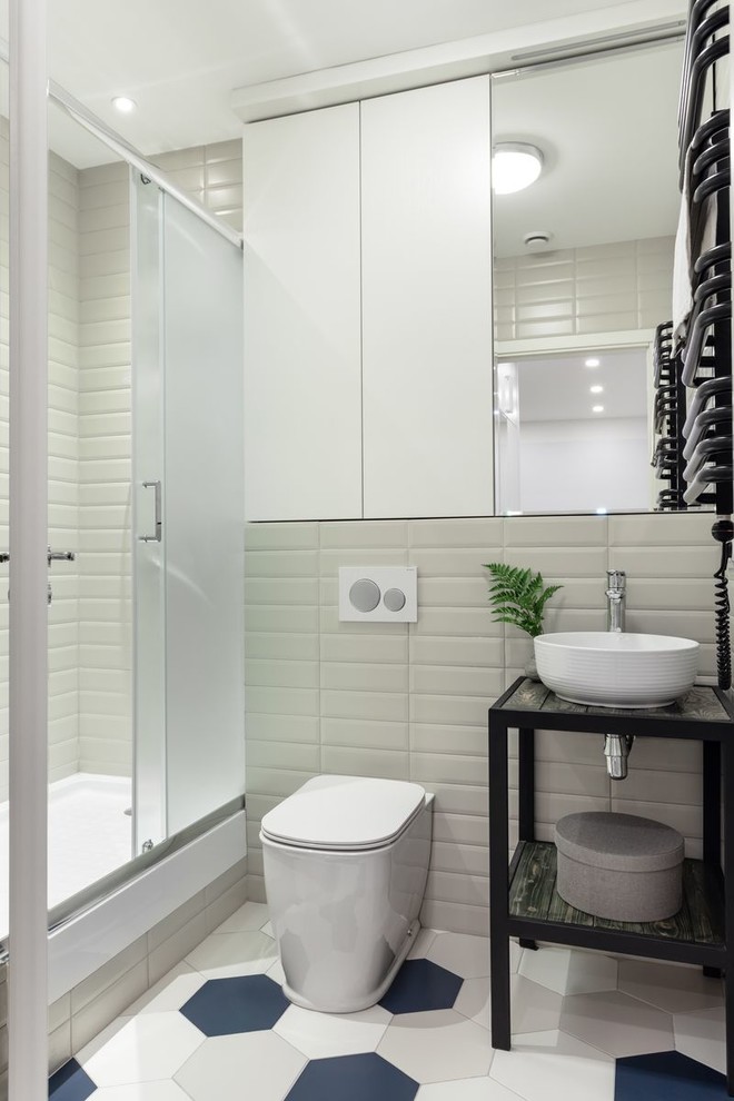 Источник вдохновения для домашнего уюта: ванная комната среднего размера в современном стиле с акцентной стеной
