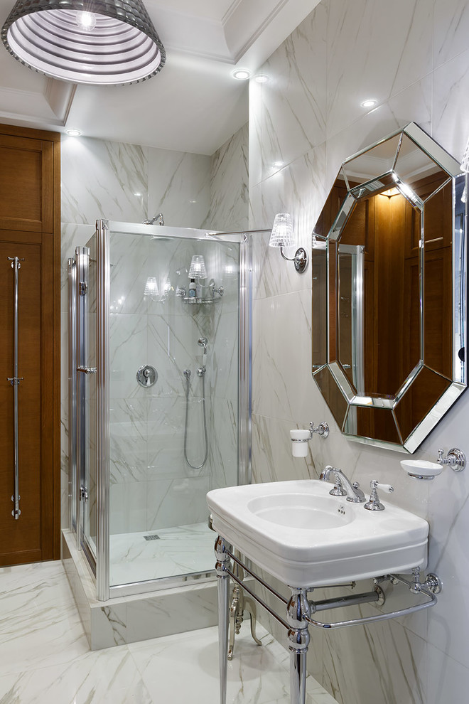 Cette photo montre une grande salle de bain principale moderne avec une baignoire indépendante, un carrelage gris, du carrelage en marbre, un mur blanc, un sol en marbre, un plan vasque, un sol blanc et un espace douche bain.