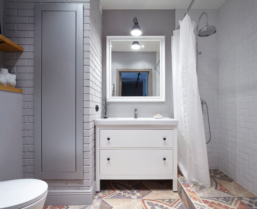 Diseño de cuarto de baño actual con ducha abierta, paredes grises y aseo y ducha
