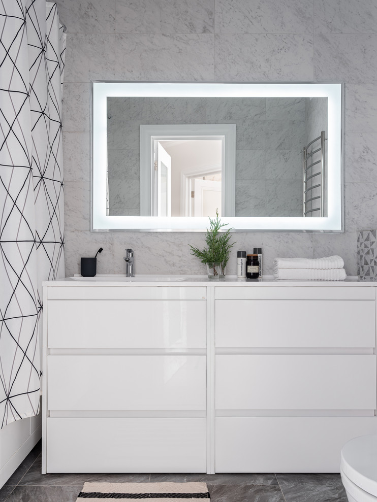 Cette image montre une salle de bain principale design avec un placard en trompe-l'oeil et des portes de placard blanches.