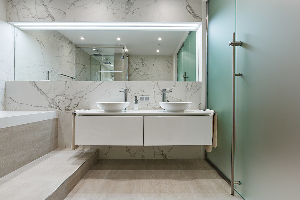 Идея дизайна: главная ванная комната среднего размера в современном стиле с серой плиткой, керамогранитной плиткой, полом из керамогранита и настольной раковиной