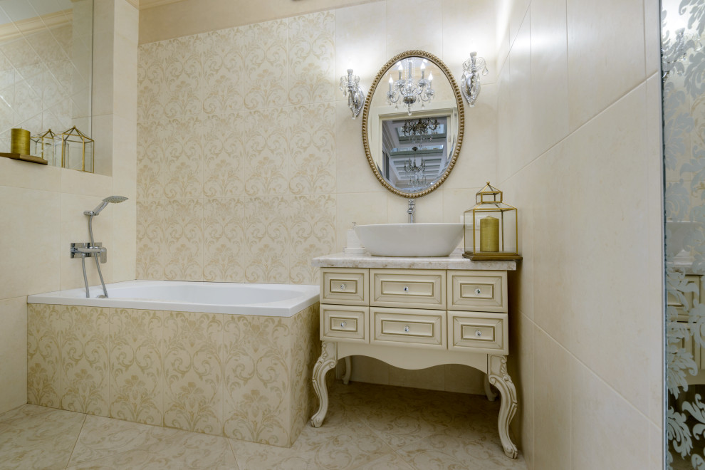 Kleines Klassisches Badezimmer in Moskau