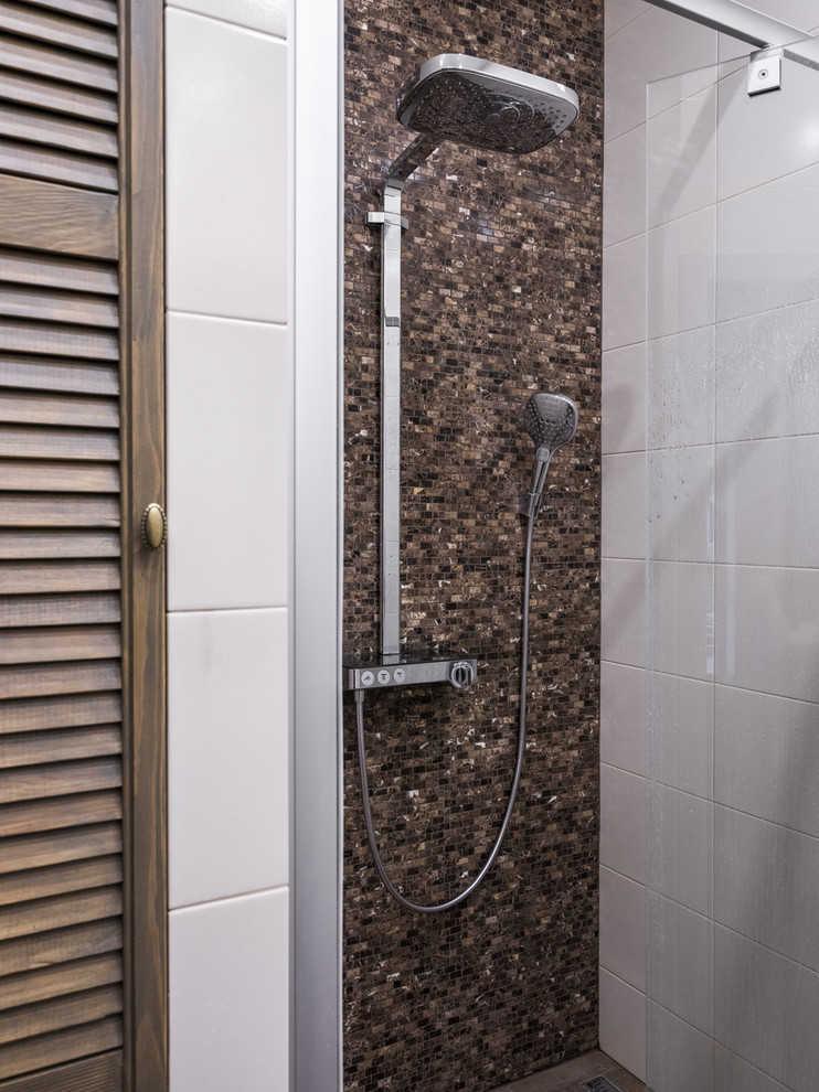 На фото: ванная комната среднего размера в современном стиле с фасадами с филенкой типа жалюзи, фасадами цвета дерева среднего тона, душем в нише, коричневой плиткой, плиткой мозаикой и душевой кабиной с