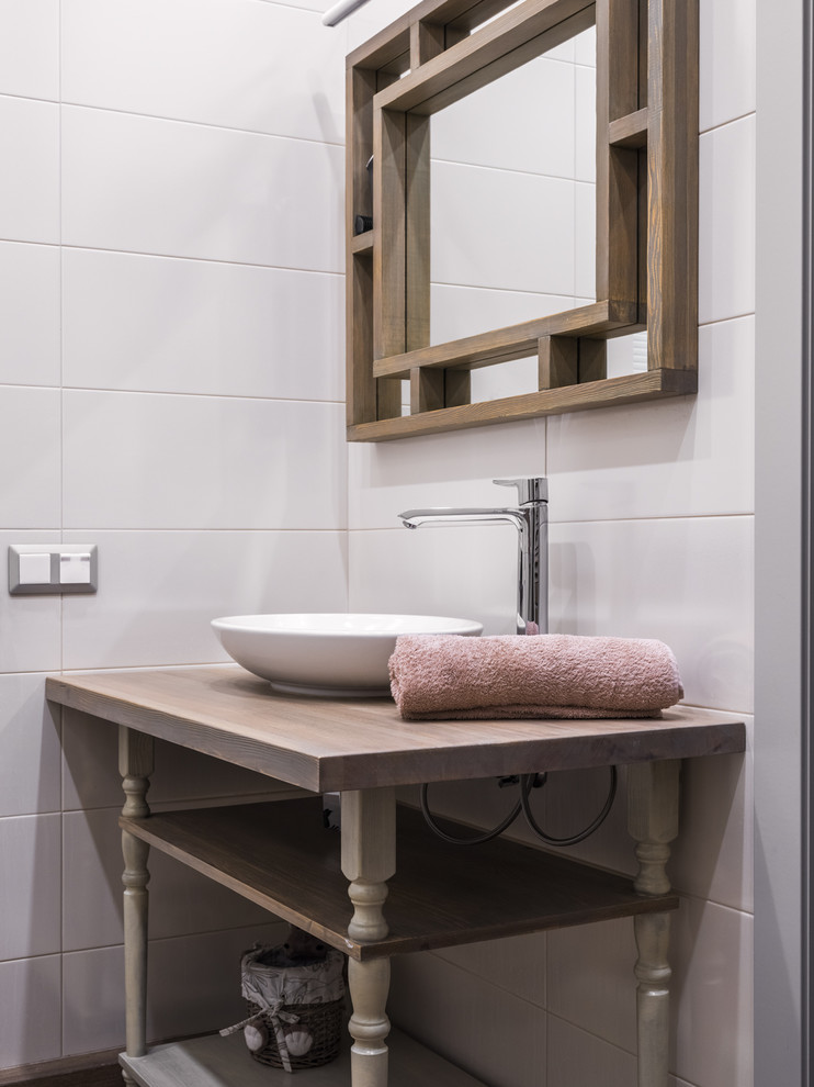 Ejemplo de cuarto de baño tradicional renovado de tamaño medio con baldosas y/o azulejos blancos, baldosas y/o azulejos de porcelana, encimera de madera, armarios abiertos y lavabo sobreencimera