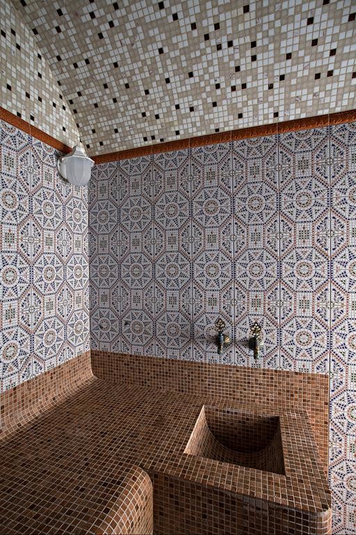 Réalisation d'une grande salle de bain asiatique avec un carrelage beige, des carreaux de céramique, un mur beige et hammam.