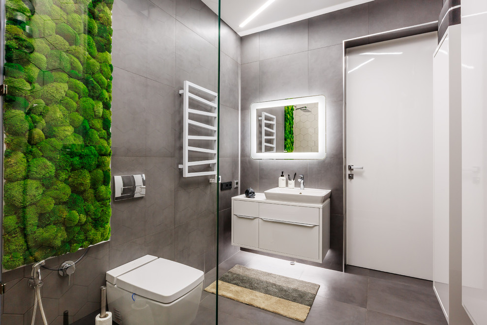 他の地域にあるインダストリアルスタイルのおしゃれな浴室 (グレーのタイル、磁器タイルの床) の写真