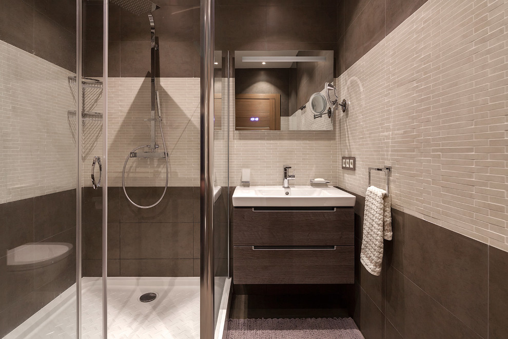 Immagine di una stanza da bagno con doccia contemporanea con ante lisce, ante in legno bruno, piastrelle beige, piastrelle marroni, pareti marroni e lavabo sospeso