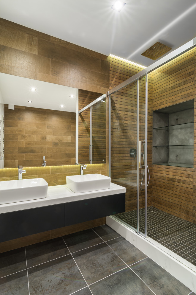 Источник вдохновения для домашнего уюта: ванная комната среднего размера в современном стиле с коричневой плиткой, белыми стенами, душевой кабиной и серым полом