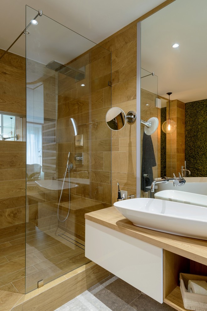 Идея дизайна: главная ванная комната в современном стиле с плоскими фасадами, белыми фасадами, душем без бортиков, коричневой плиткой, настольной раковиной, серым полом и открытым душем
