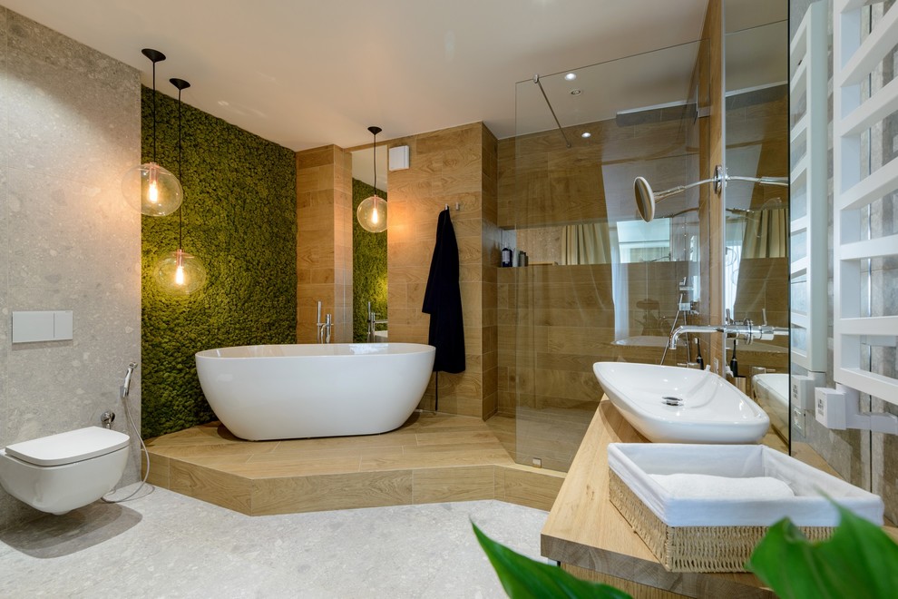 Esempio di una grande stanza da bagno padronale design con vasca freestanding, doccia a filo pavimento, WC sospeso, lavabo a bacinella e doccia aperta