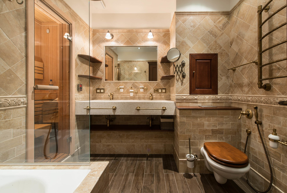 На фото: главная ванная комната в стиле неоклассика (современная классика) с инсталляцией и бежевой плиткой с