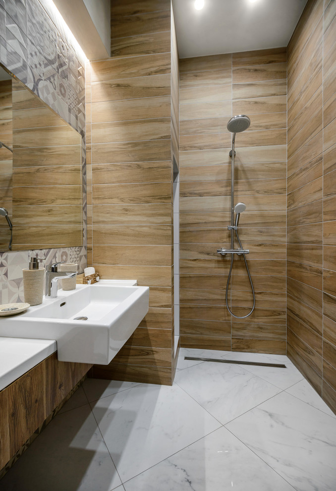 Imagen de cuarto de baño contemporáneo sin sin inodoro con armarios con paneles lisos, puertas de armario de madera oscura, paredes marrones, lavabo integrado, suelo blanco, ducha abierta y encimeras blancas