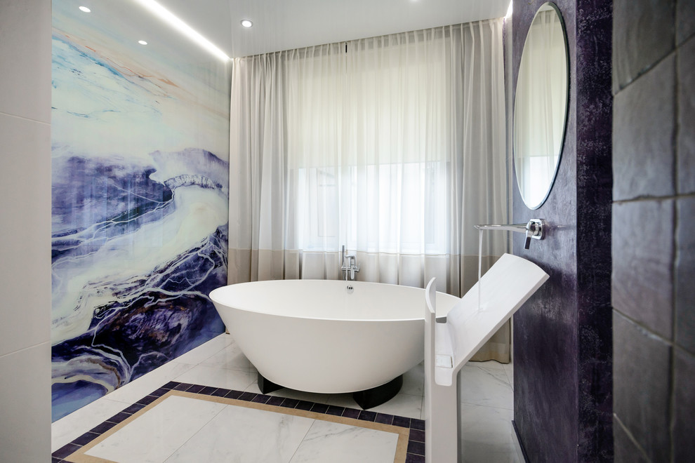 Стильный дизайн: ванная комната в современном стиле с отдельно стоящей ванной, монолитной раковиной и белым полом - последний тренд